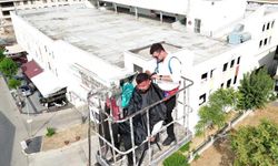 İş yerinin açılışını böyle yaptı!