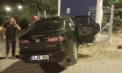 Kontrolden çıkan otomobil, trafoya çarptı