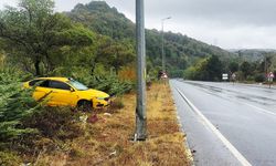 Alaplı’da, ticari taksi aydınlatma direğine çarptı!