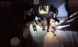 Çatıya çıkan kızı kurtarmak isteyenler de mahsur kaldı: 3 yaralı!