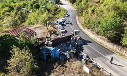 Hurda yüklü tır devrildi: 1 yaralı