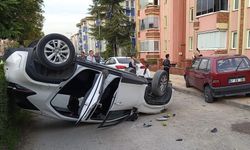 Park halindeki araca çarpıp, ters döndü: 3 yaralı!