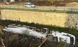 Beton mikseri, dere yatağına devrildi!