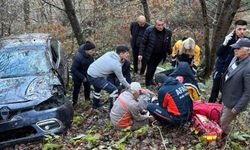 Otomobil, ormanlık alana uçtu: 2 yaralı!