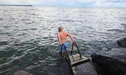 Soğuk havaya aldırış etmeden denize girdi!