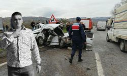 Kamyona çarpan otomobil, hurdaya döndü: 1 ölü!