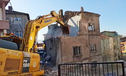 Ereğli'de, metruk bina yıkıldı