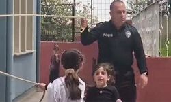 Polis memurunun öğrencilerle oynaması ilgi çekti