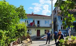Çatıya çıktı, kiremitle kafasına vurdu!