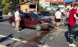 Yayalara yol veren kamyona, otomobil çarptı: 2 yaralı!