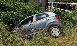 Kontrolden çıkan otomobil, dikenlik alana savruldu