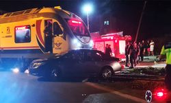Filyos'ta, tren ile otomobil çarpıştı: 5 yaralı!
