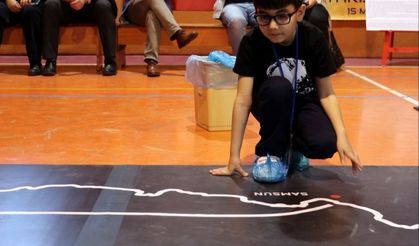 Öğrencilerin robotları "egemenlik yolunda" yarıştı