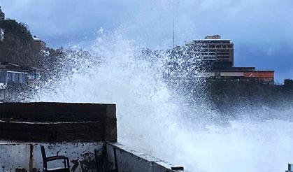 Zonguldak'ta, dalgalar mendirekleri aştı!