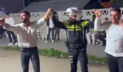 Trafik polisi, halay davetini geri çevirmedi