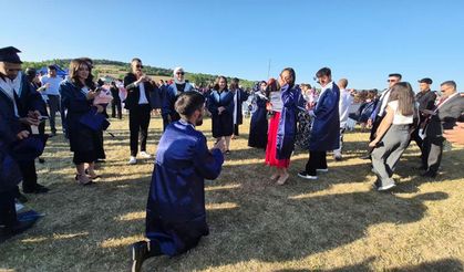 Mezuniyet töreninde sürpriz evlilik teklifi