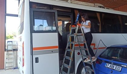 Hem araç tamir ediyor hem de bebek büyütüyor