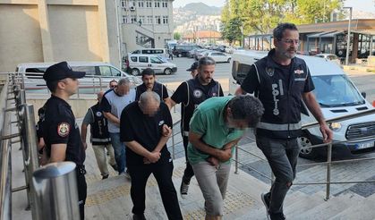 Define ararken suçüstü yakalandılar!