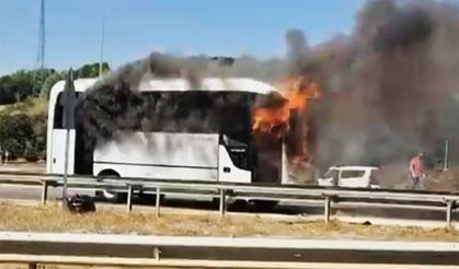 Seyir halindeki midibüs, alev alev yandı!