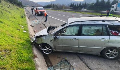 Bariyere çarpıp takla attı: 2 yaralı!