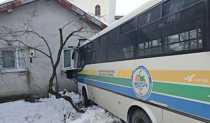 Ereğli'de, buzlu yol faciaya davetiye çıkardı!