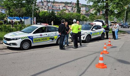 Geri manevra yapan tren polis otosuna çarptı