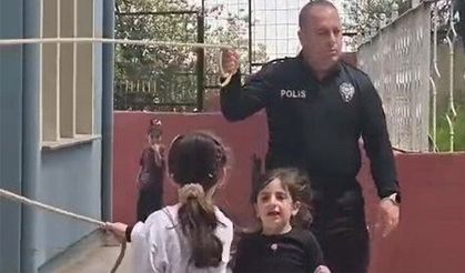 Polis memurunun öğrencilerle oynaması ilgi çekti