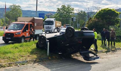 Çaycuma'da, çarpışan otomobillerden biri takla attı!