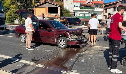 Yayalara yol veren kamyona, otomobil çarptı: 2 yaralı!
