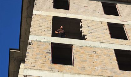 Eşiyle tartıştı, inşaata çıktı!