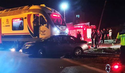 Filyos'ta, tren ile otomobil çarpıştı: 5 yaralı!