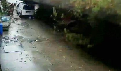 Köpekler telef oldu, 2 araç enkaz altında kaldı!