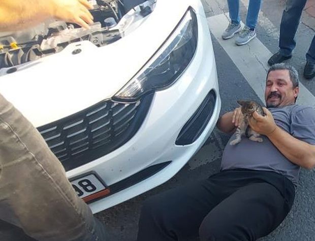 Motora sıkışan kedi için seferber oldular