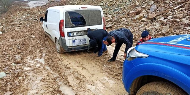 Aracı çamura saplanan vatandaşın imdadına Jandarma yetişti