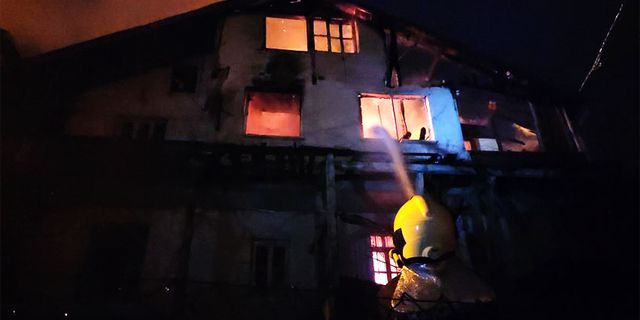 İki katlı evde çıkan yangın, güçlükle kontrol altına alındı