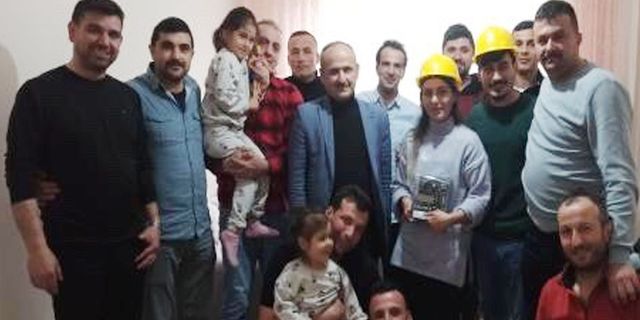 Madenciler, depremde kurtardıkları aileyi ziyaret etti