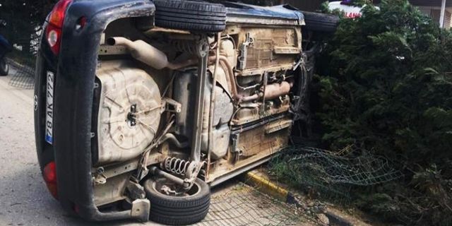 Refüjdeki ağaca çarpan otomobil devrildi: 2 yaralı!