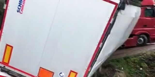 Ereğli'de, tır virajı alamayınca...