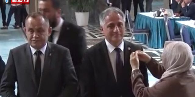 Bozkurt kaydını yaptırdı, çilek ikram etti