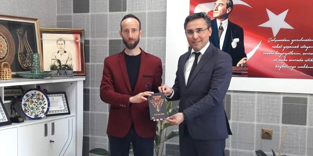 Zümrüdü Anka'yı, Müdür Bozkurt'a takdim etti