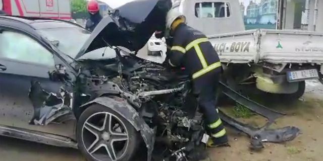 Otomobil kamyonete, kamyonet direğe çarptı: 1 yaralı!