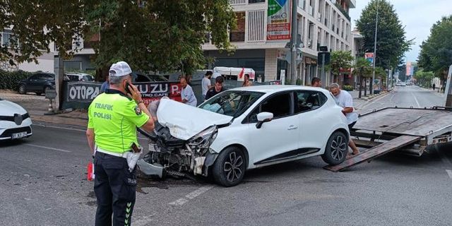 2 otomobilin çarpıştığı kazada, 2 kişi yaralandı!
