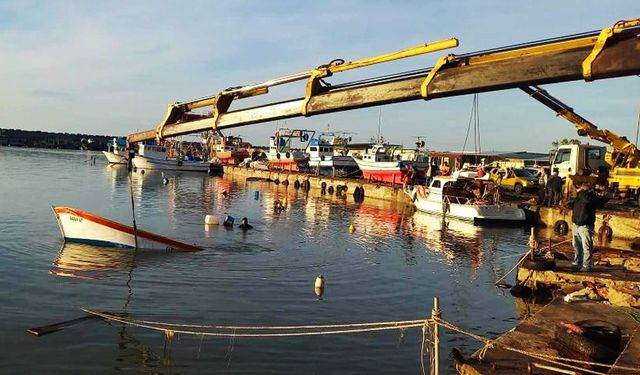 Alaplı'da, batan tekneler karaya çıkarıldı