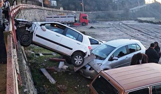 Park halindeki araçların üzerine uçtu: 1 yaralı!