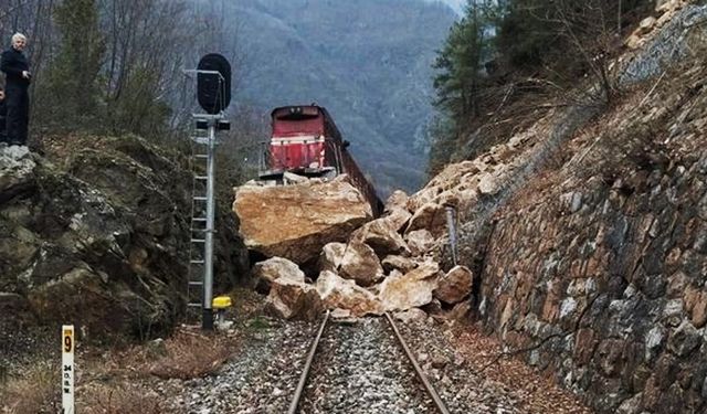 Yola düşen kayalar, treni raydan çıkardı!