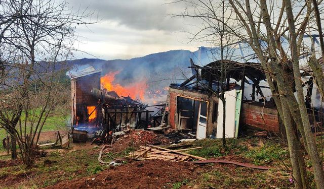 Alevlere teslim olan 3 katlı ev, küle döndü