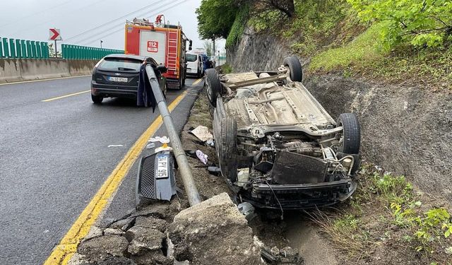 Virajı alamayan otomobil, ters döndü!