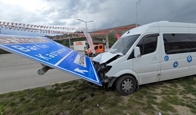 Alkollü sürücü, yön tabelasına çarptı!