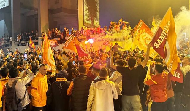 Galatasaray taraftarları, sokaklara döküldü