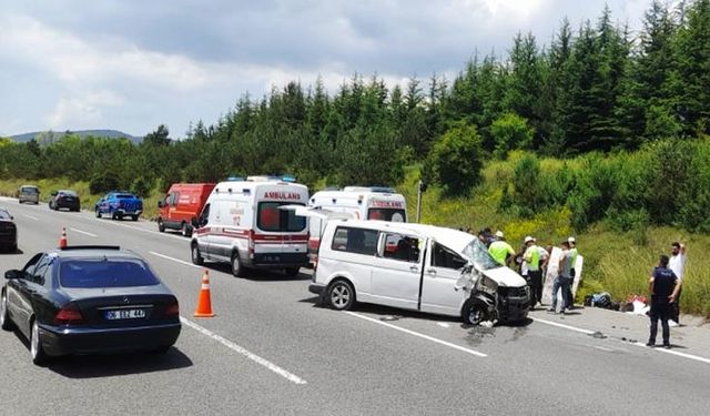 Minibüs takla attı: 1 ölü, 10 yaralı!